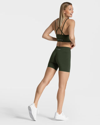 Zeitlose Scrunch Short „Khaki“