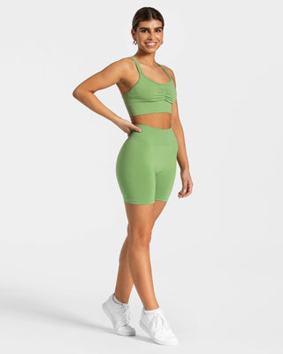 Zeitlose Scrunch Short „Olive“