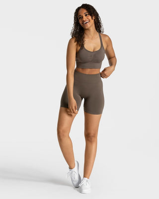 Zeitlose Scrunch Short „Taupe“